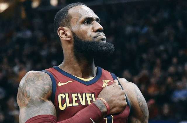 詹姆斯里程碑之夜湖人加时险胜快船夺榜首    詹姆斯里程碑之夜湖人加时险胜快船夺榜首