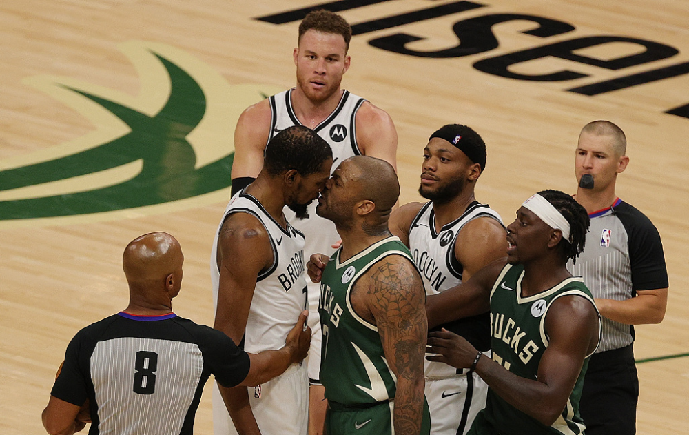  霍勒迪致命封盖锁定胜局雄鹿险胜猛龙队