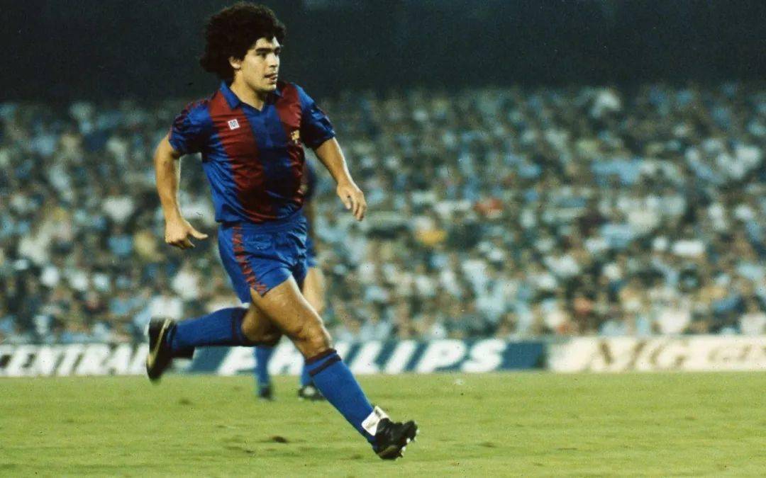  那不勒斯火力全开，马拉多纳球场见证新传奇